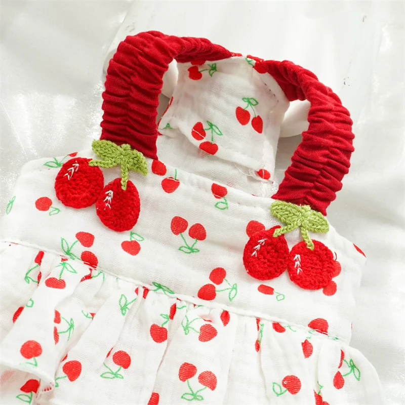 Un vestido blanco con cerezas rojas