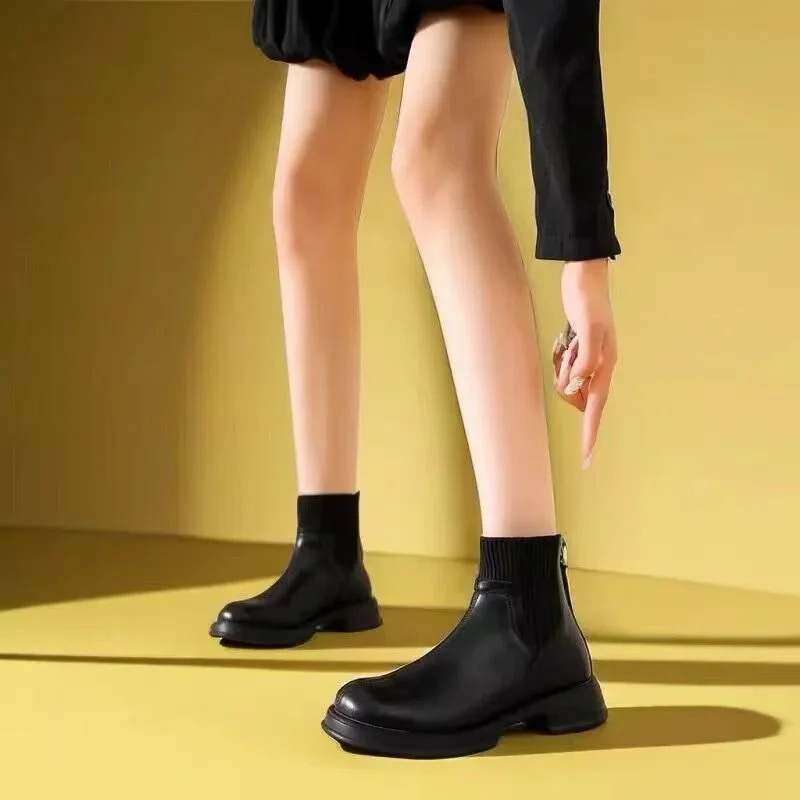 Botas cortas de piel auténtica para mujer, zapatos sin cordones con punta redonda, cómodos, planos, estilo Chelsea, color negro, 2024 - imagen 4