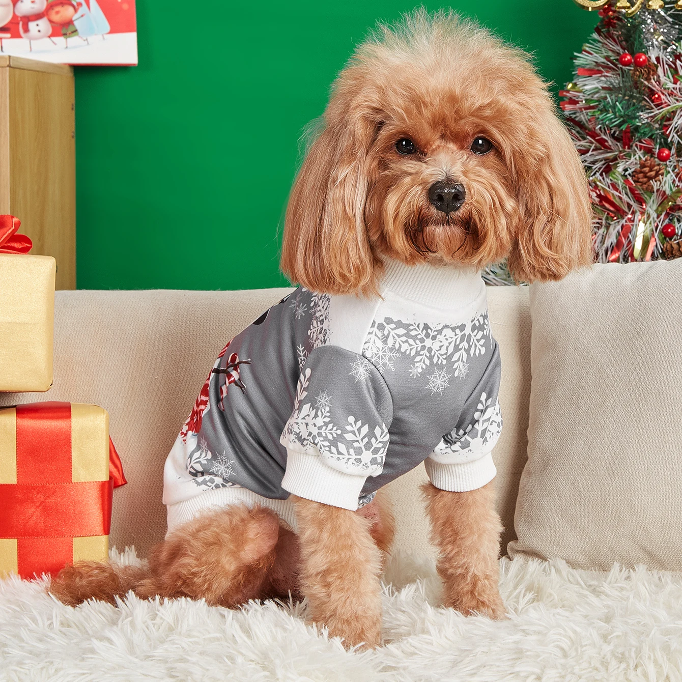 Perro medio con pijama navideño azul