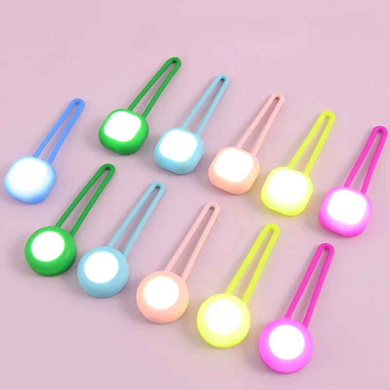 Colgante luminoso LED para mascotas, luz para caminar de silicona para perros, luz de viaje nocturna antipérdida, suministros para etiquetas de perros, 1 ud.