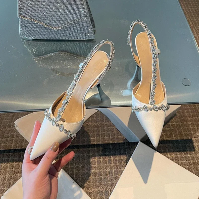 Zapatos de tacón alto de lujo para mujer, zapatos de boda con punta estrecha para fiesta, sandalias con talón descubierto con diamantes de imitación para verano, color blanco y negro - imagen 4