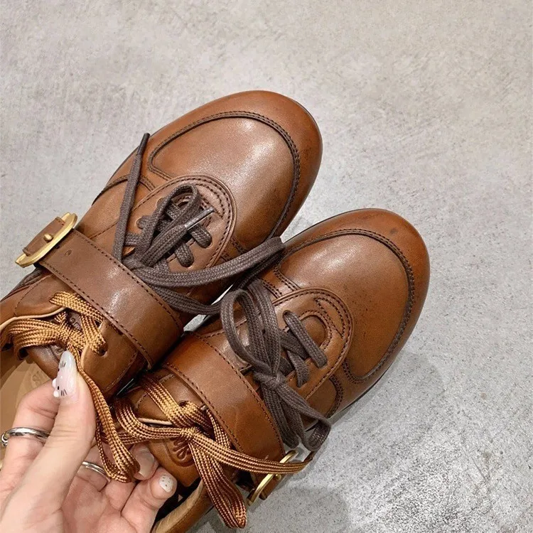 Botines de cuero con hebilla para perros: cómodos y modernos - imagen 3