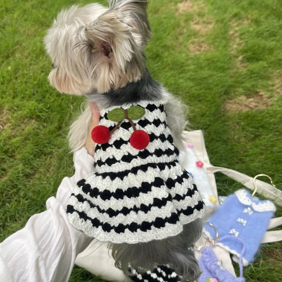 Vestido de cabestrillo para mascotas, suéter tejido a mano cálido para perros pequeños, color blanco y negro, ropa para perros Yorkshire, Otoño e Invierno - imagen 2