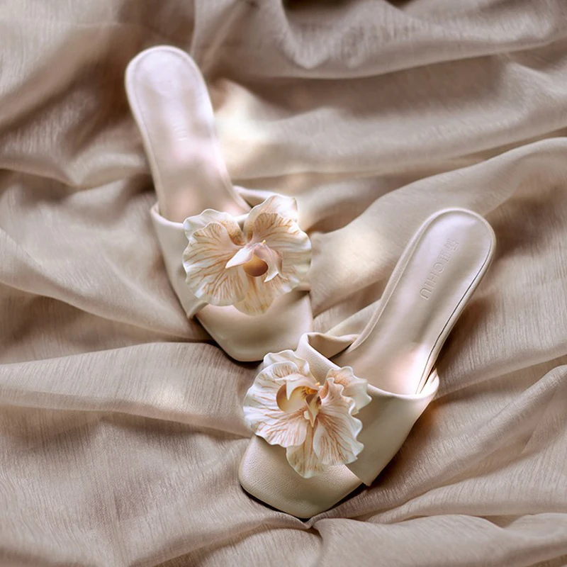Sandalia de tacón bajo nude para mujer con diseño floral de mariposa - imagen 3