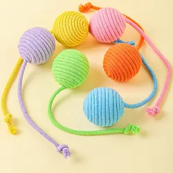 Juguete interactivo para gatos y perros - Pelotas de algodón y cuerdas