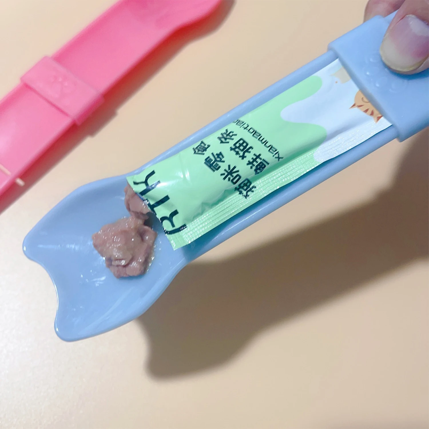 Cuchara exprimible para gatos, comedero para lamer, golosinas húmedas, snacks líquidos, comedero para mascotas, suministros para mascotas, 1 unidad - imagen 2