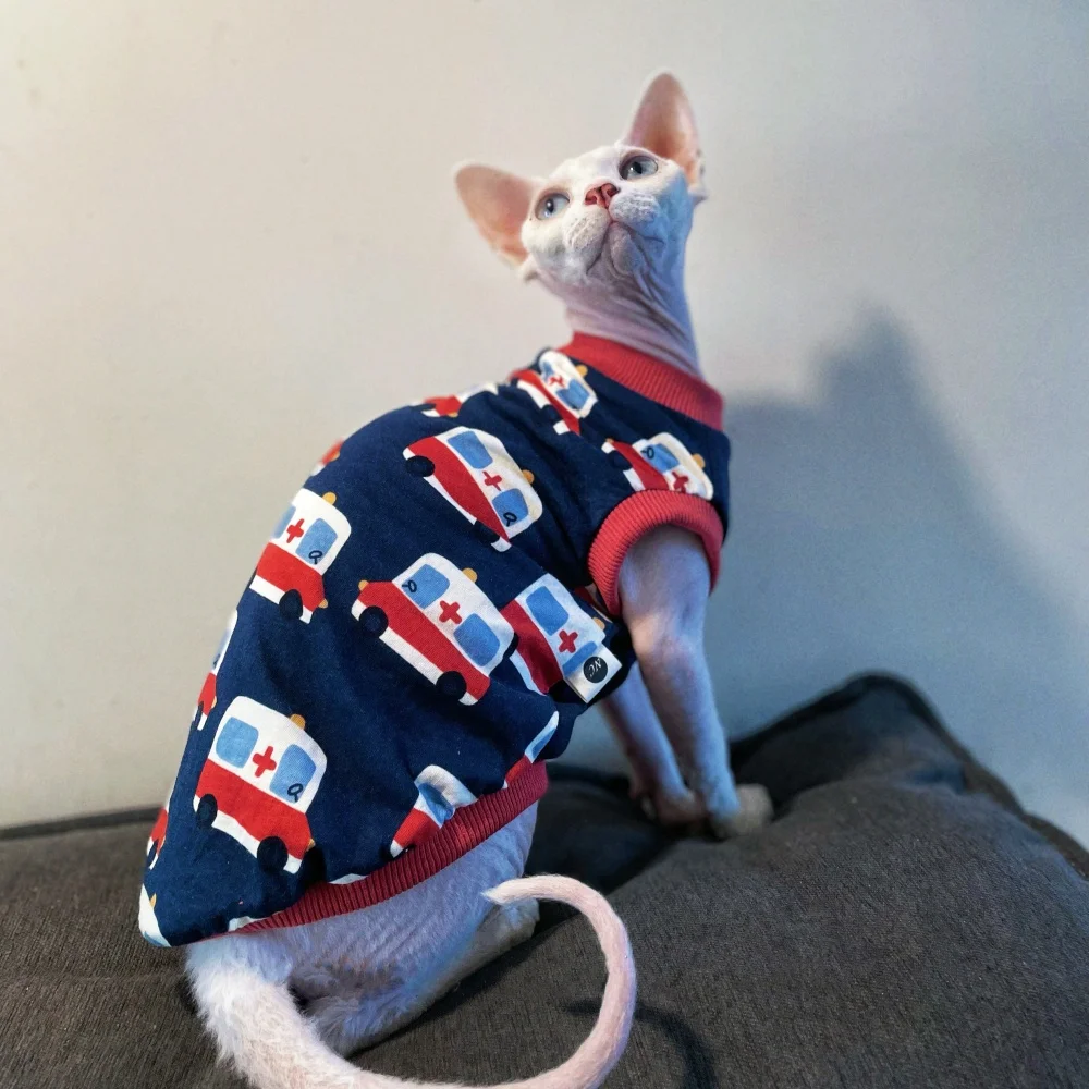 Camiseta de tela de algodón azul y rojo para bebé Gato Sphynx en primavera Lindo abrigo de estampado de coche de ambulancia de dibujos animados Chaleco de verano suave para gatitos