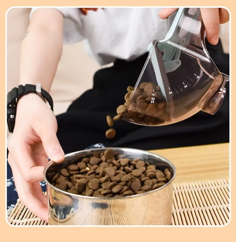 Cuchara medidora ajustable junto a otros accesorios para mascotas