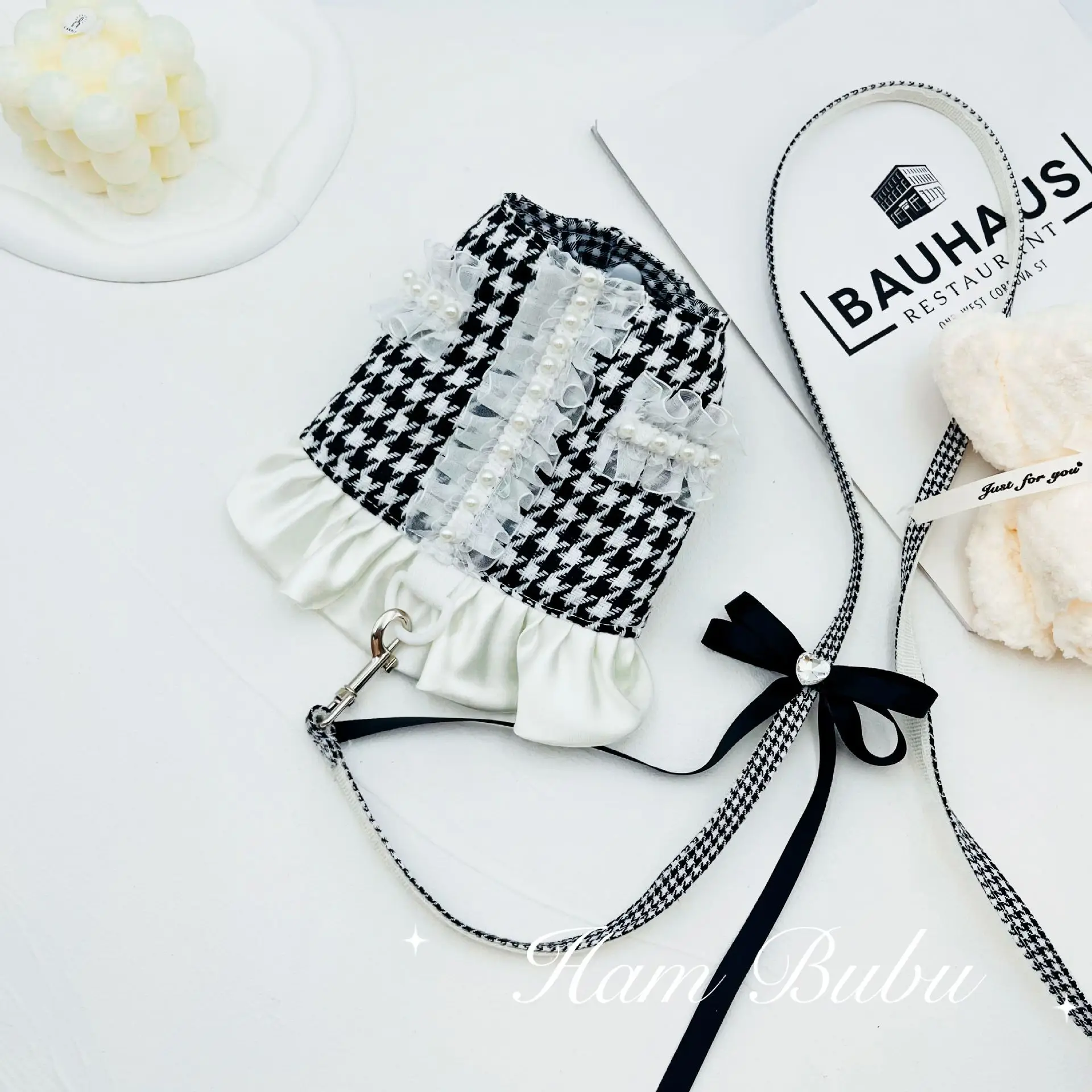 Abrigo a cuadros de otoño/invierno para mascotas, falda de perlas con cordón, arnés y correa para perros de peluche, conjunto de accesorios para perros pequeños