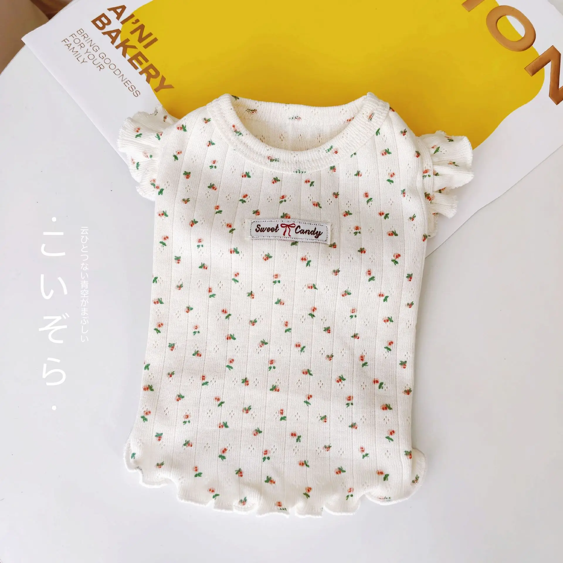Camiseta floral con mangas volantes para perros pequeños y gatos - imagen 2