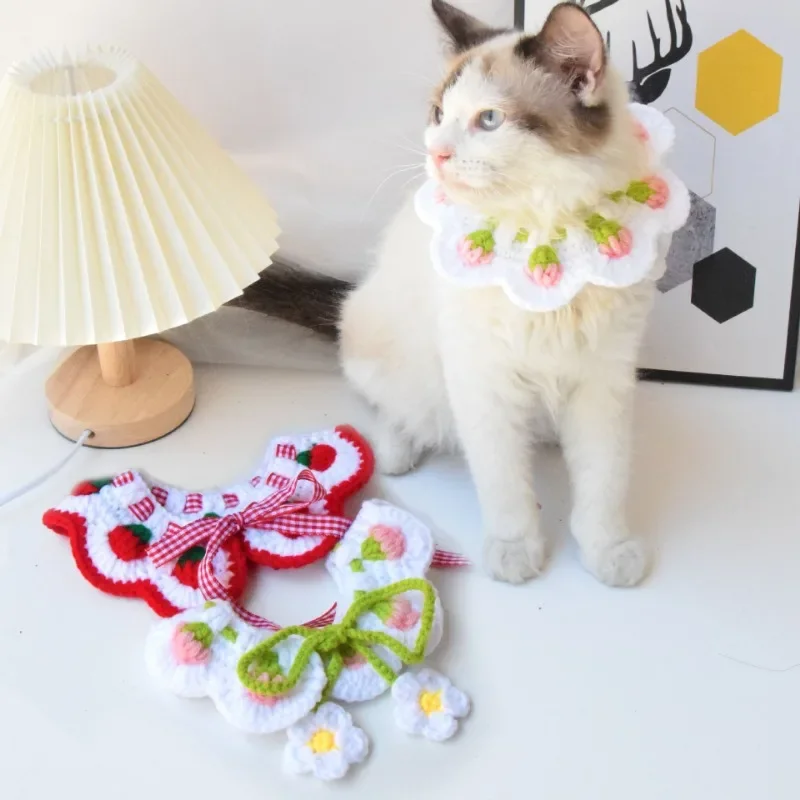 Babero con patrón de fresa para mascotas, bufanda tejida a mano de lana, accesorios de decoración para gatos, artículos para mascotas, Otoño e Invierno - imagen 4
