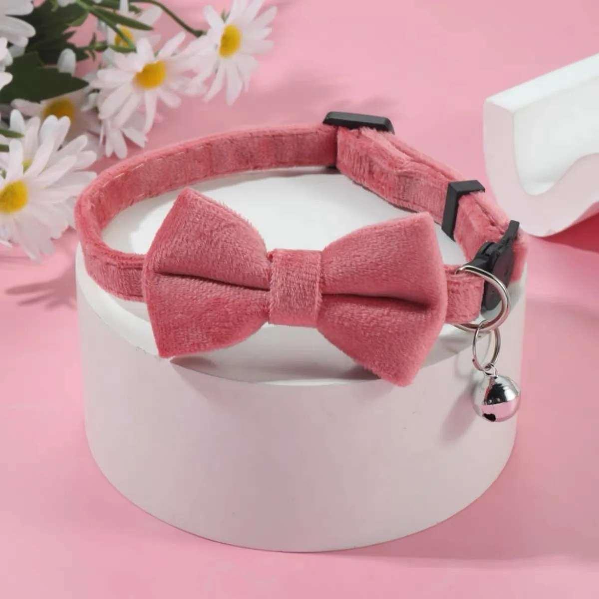 Collar de gato de terciopelo ajustable con pajarita y campana, hebilla de seguridad para mascotas, elegante accesorio de cuello con lazo para mascotas - imagen 2
