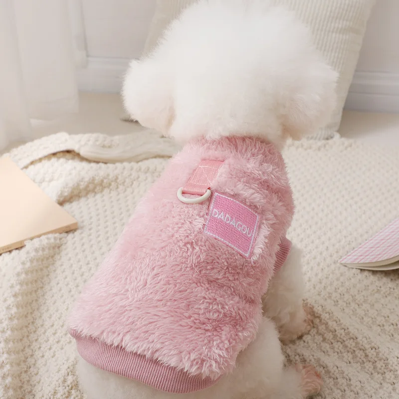 Lindo suéter cálido con capucha para perro, chaleco de felpa con anillo en D para correa, ropa suave de invierno para mascotas, mono para perros en clima frío - imagen 5