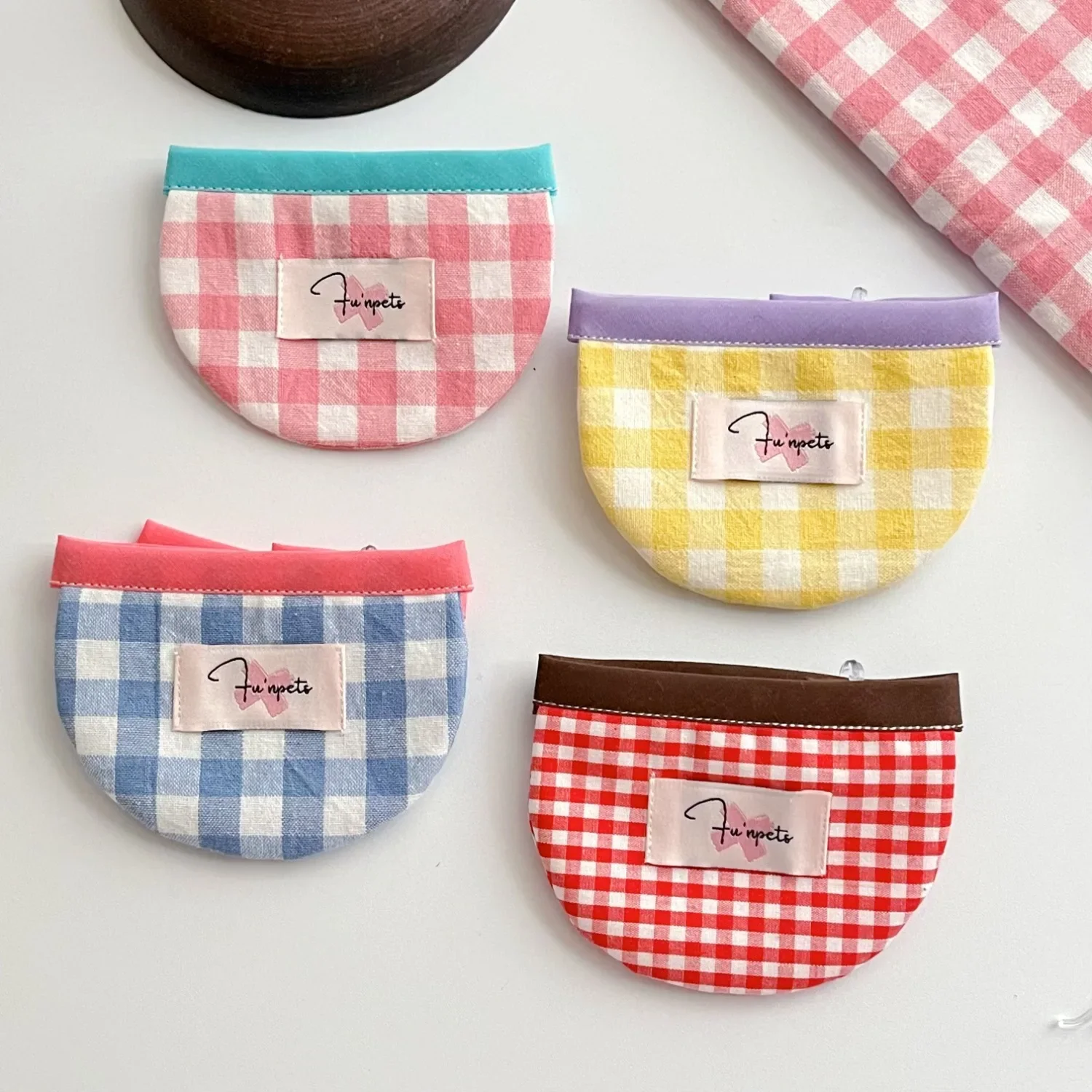 Babero para mascotas a cuadros INS, bonito babero con baba de Color contrastante, babero para perros pequeños y medianos, accesorios para perros, accesorios para cachorros, Collar para perros - imagen 2