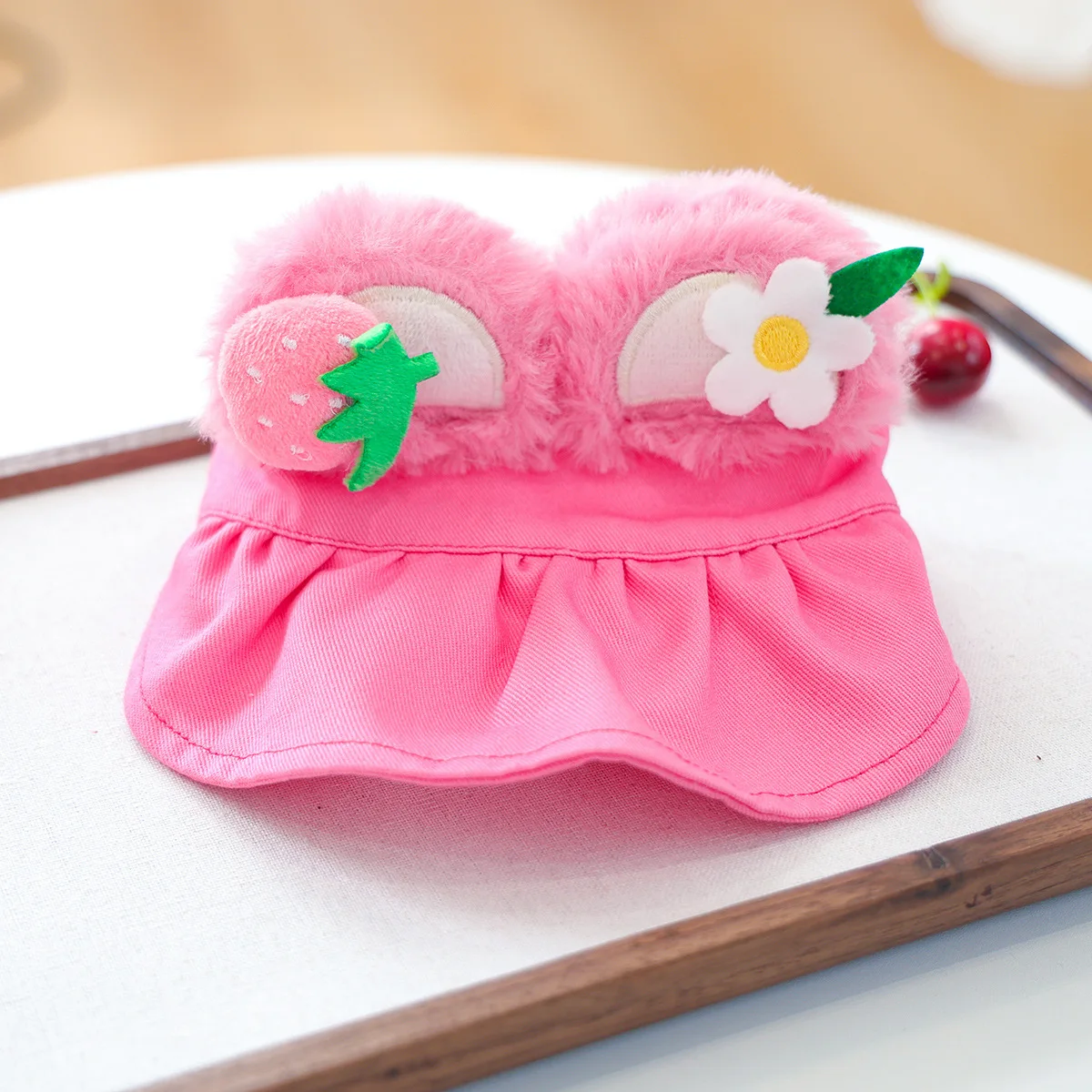 Sombrero para el sol de otoño e invierno para mascotas, perro pequeño para actividades al aire libre, orejas de felpa, accesorios bonitos, sombrero para el sol de fresa - imagen 5