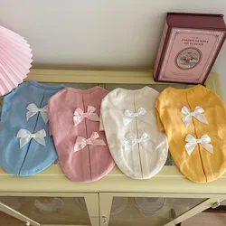 Jersey con capucha y lazo rosa bordado para perros