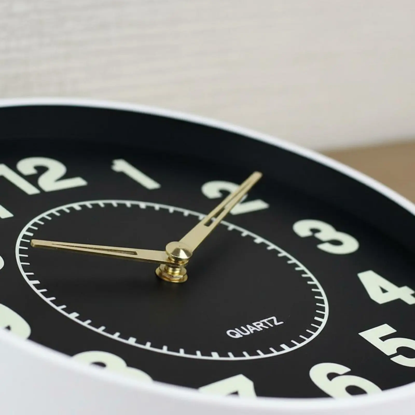 Reloj de pared luminoso con números grandes visibles en la oscuridad - imagen 2