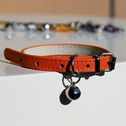 Collar acolchado de piel sintética ajustable para gatos y perros