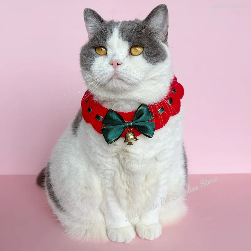 Babero con lazo navideño para mascotas, bufanda, lazo a cuadros, toalla de Saliva de encaje con colgante de campana para Collar de perro y gato, accesorio de aseo - imagen 3