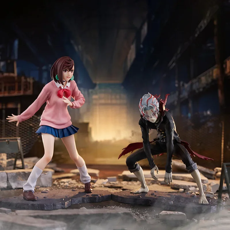 Figura de Dandadan Momo Takakura en escritorio