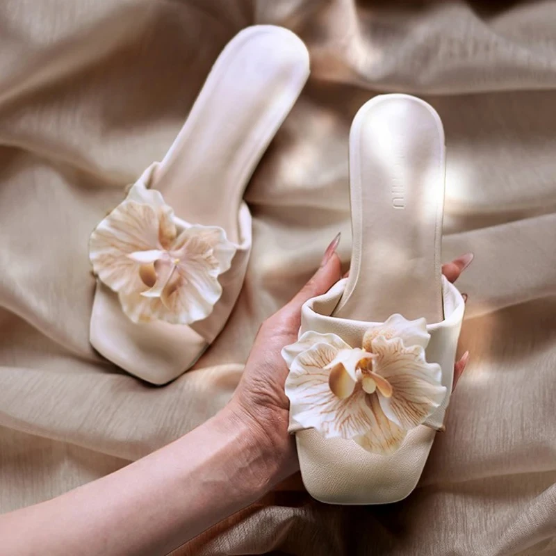 Sandalia de tacón bajo nude para mujer con diseño floral de mariposa - imagen 5