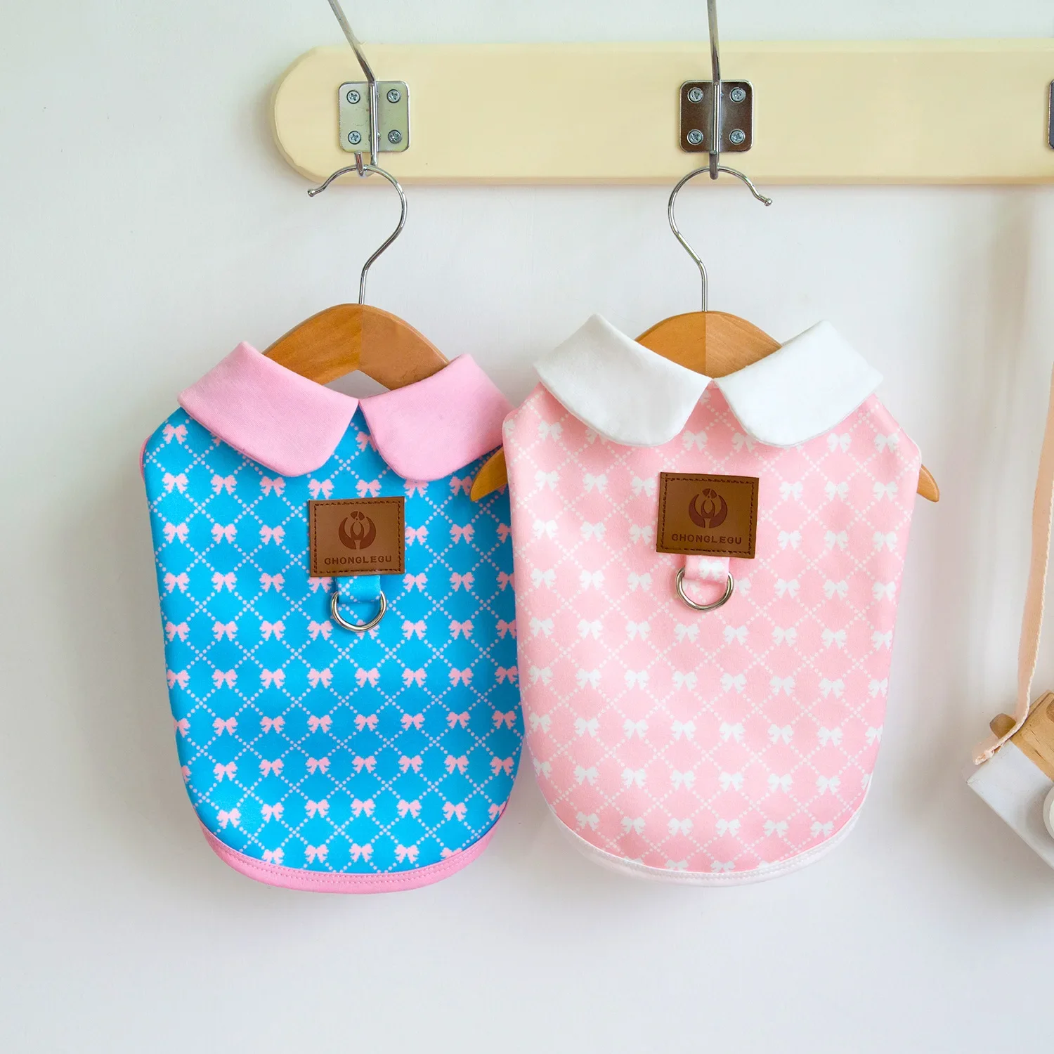 Sudadera con capucha a cuadros con lazo para mascotas, chaleco cálido de otoño e invierno, ropa de bípedo para perros pequeños y gatos, camisa de capa inferior de tracción, ropa para cachorros