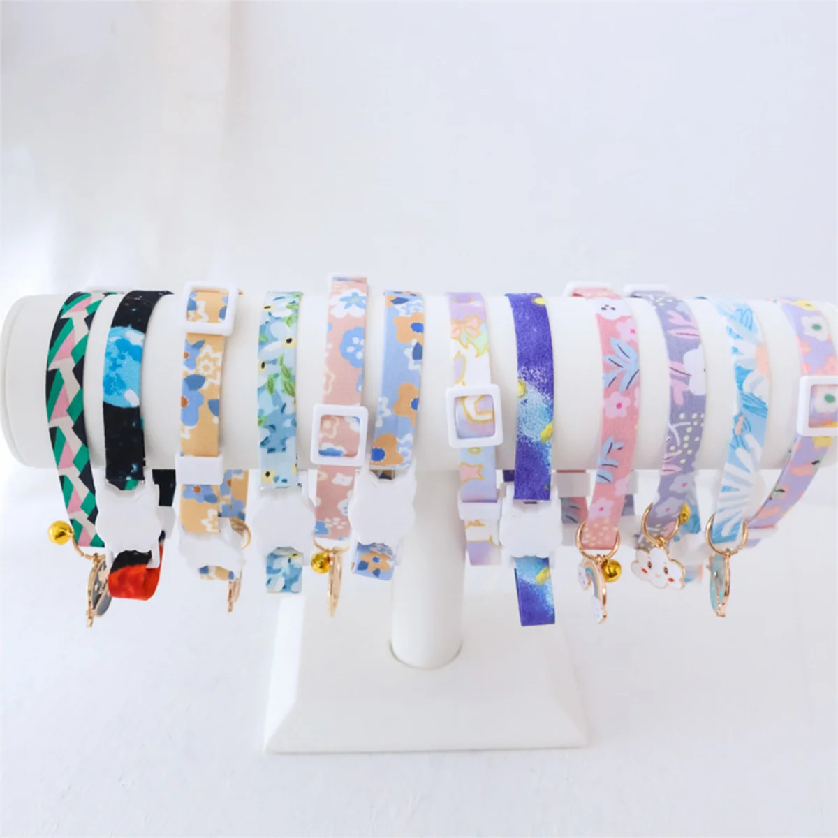 Collar con campana ajustable para gatos y cachorros - imagen 4