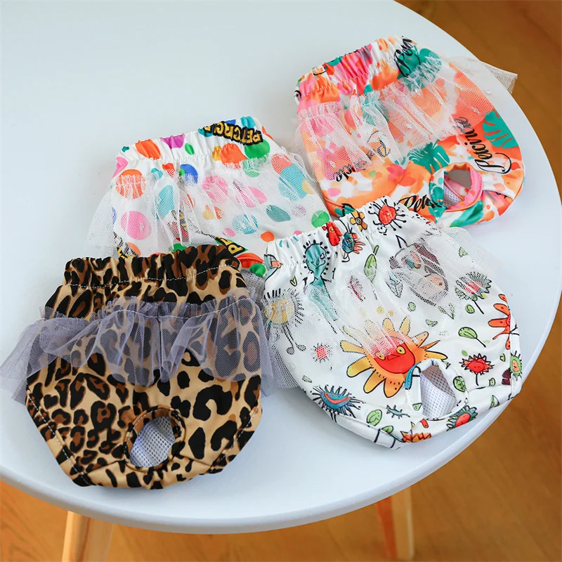 Una mesa con una variedad de artículos para bebés