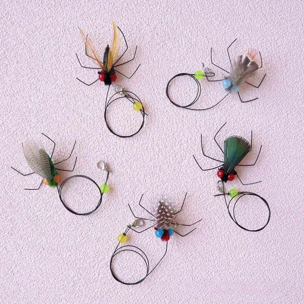Simulación de colores aleatorios, accesorios de repuesto de insectos voladores pequeños para gatos, juguetes de plumas para gatitos, suministros para mascotas, 2 uds.