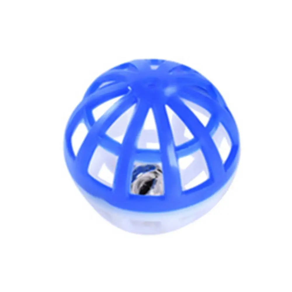 Una bola de plástico azul con un centro plateado