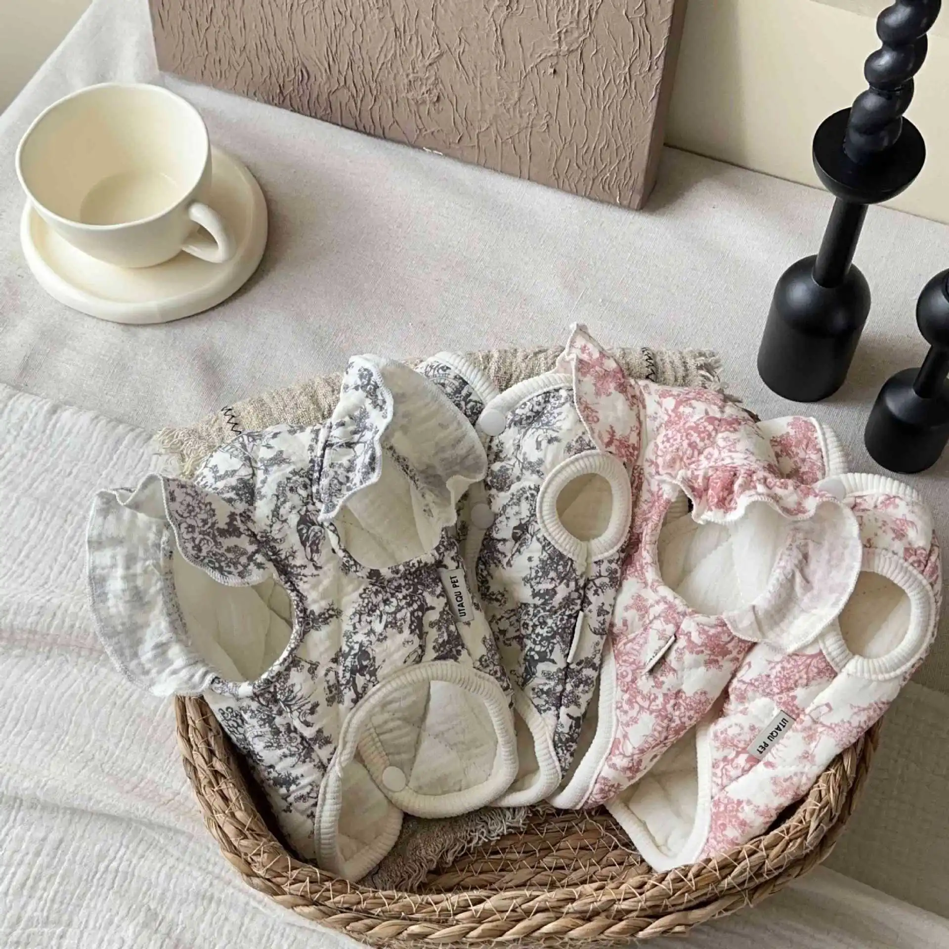 Ropa de invierno acolchada de algodón para gatos, chaleco grueso sin mangas Ins para otoño e invierno, chaleco cálido bonito para perros, productos para mascotas - imagen 3