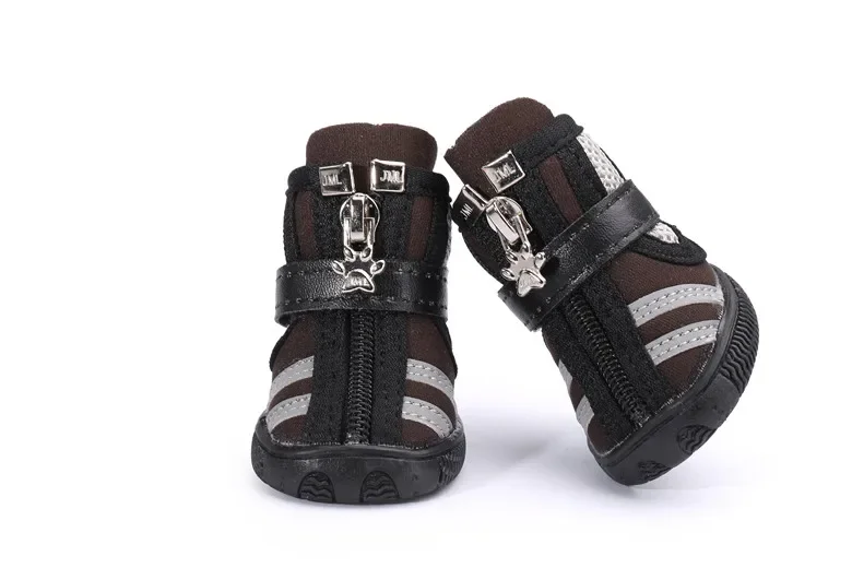 Detalle de la suela antideslizante de los zapatos para perros