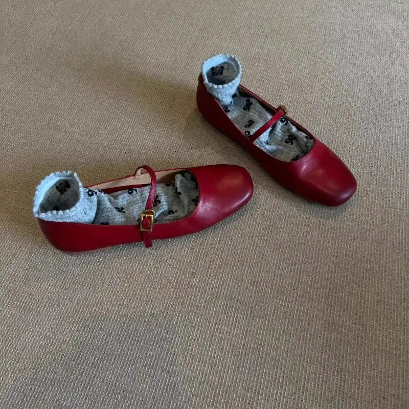 Niña coreana estilo Retro cabeza redonda hebilla de una palabra zapatos de Ballet rojos Mary Jane zapatos planos de viajero zapatos para mujer
