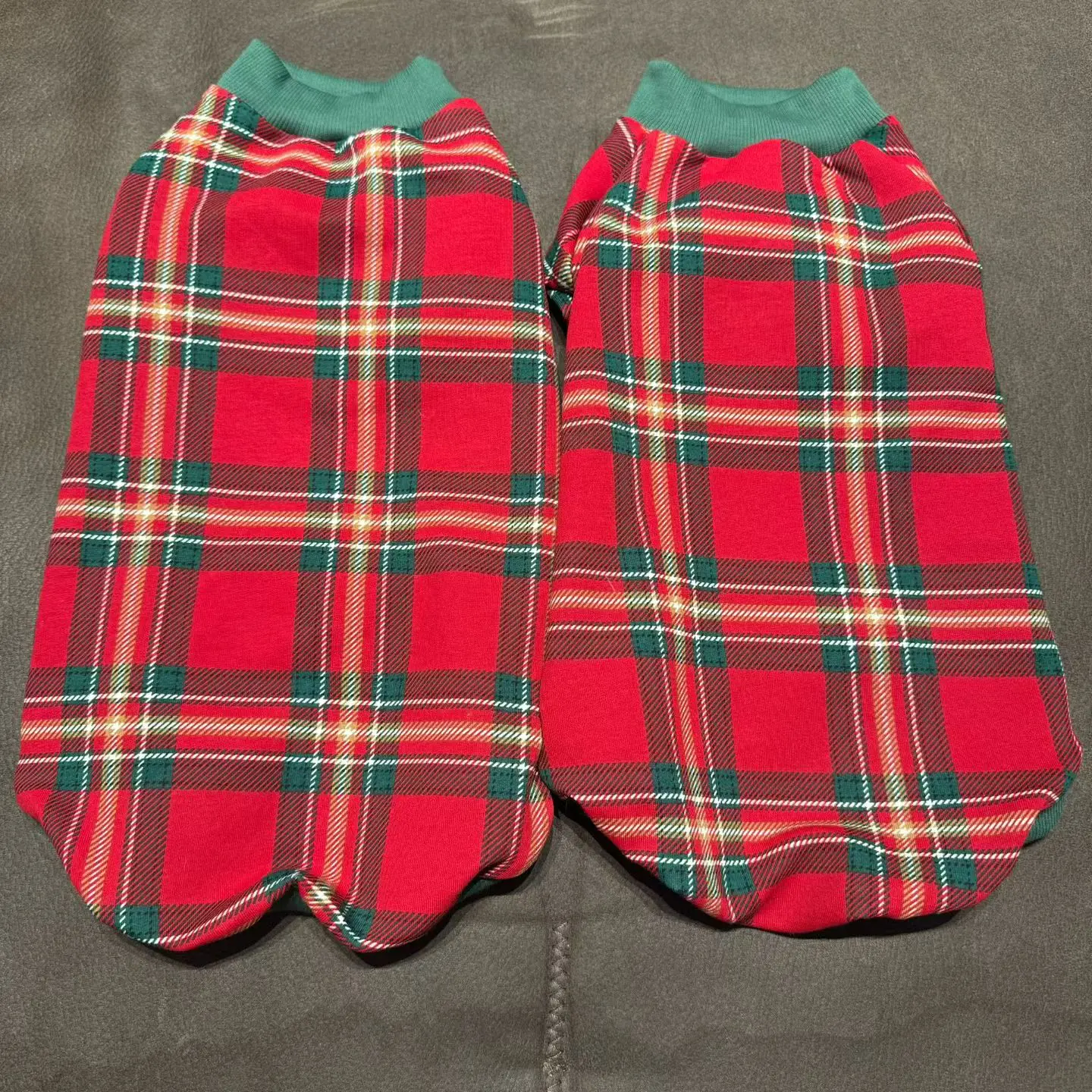 Camiseta navideña de cuadros para gatos sin pelo – Jersey rojo y verde para Devon Rex - imagen 2
