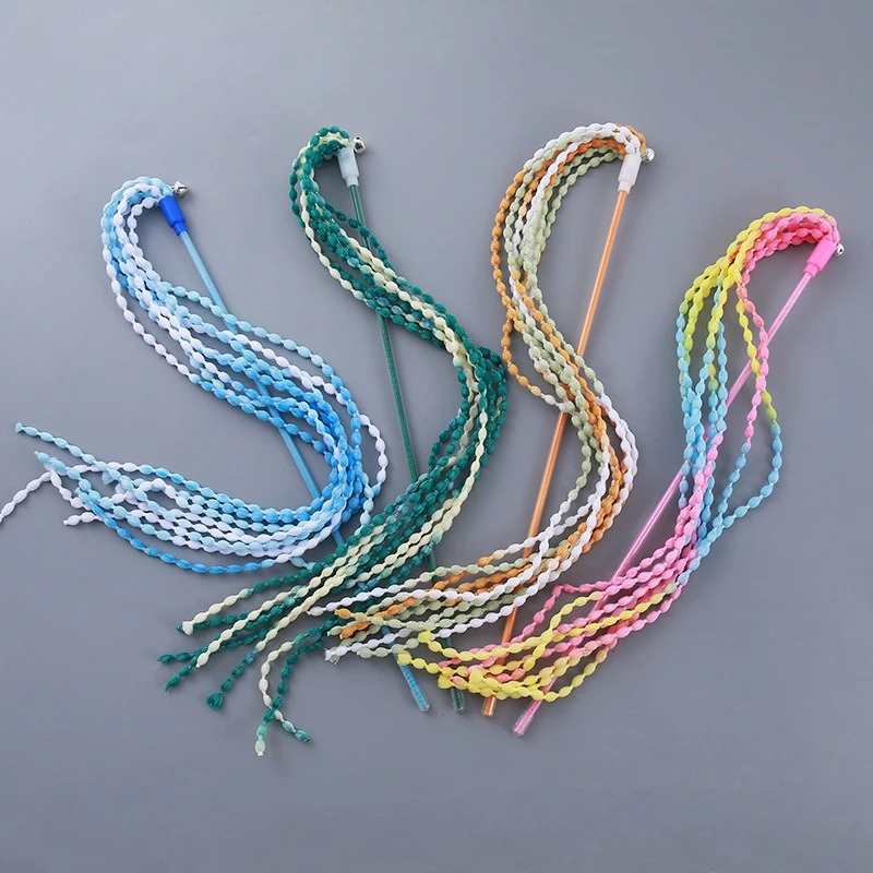 Varita para gatos con borlas de colores y cintas arcoíris