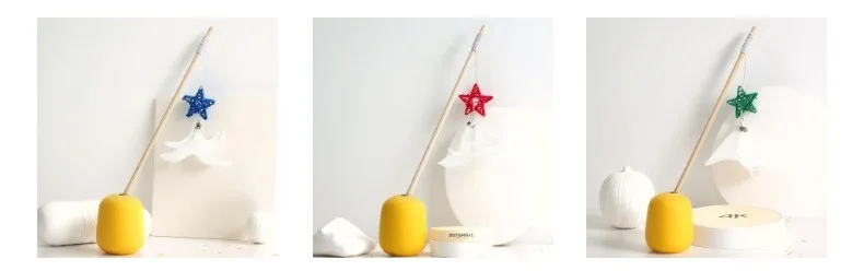 Juguete en uso con plumas y campana