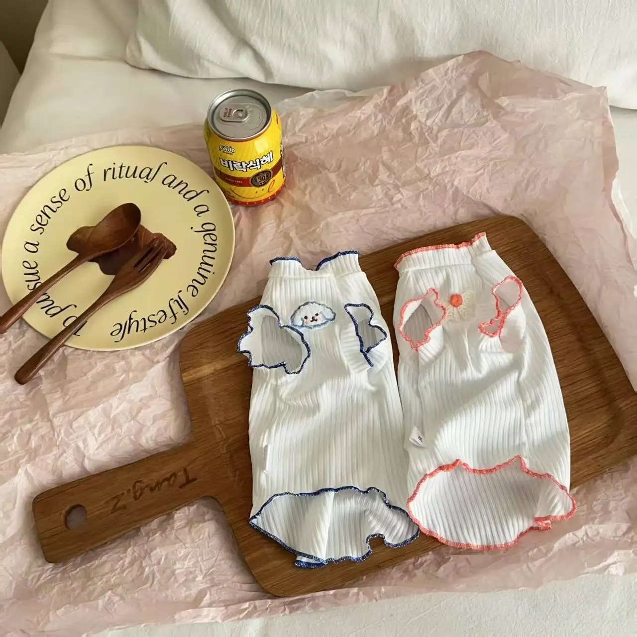 Camiseta de encaje con contraste de Color para primavera/verano, chaleco para gato, chaleco de manga voladora para mascotas, Top de peluche, ropa para cachorros