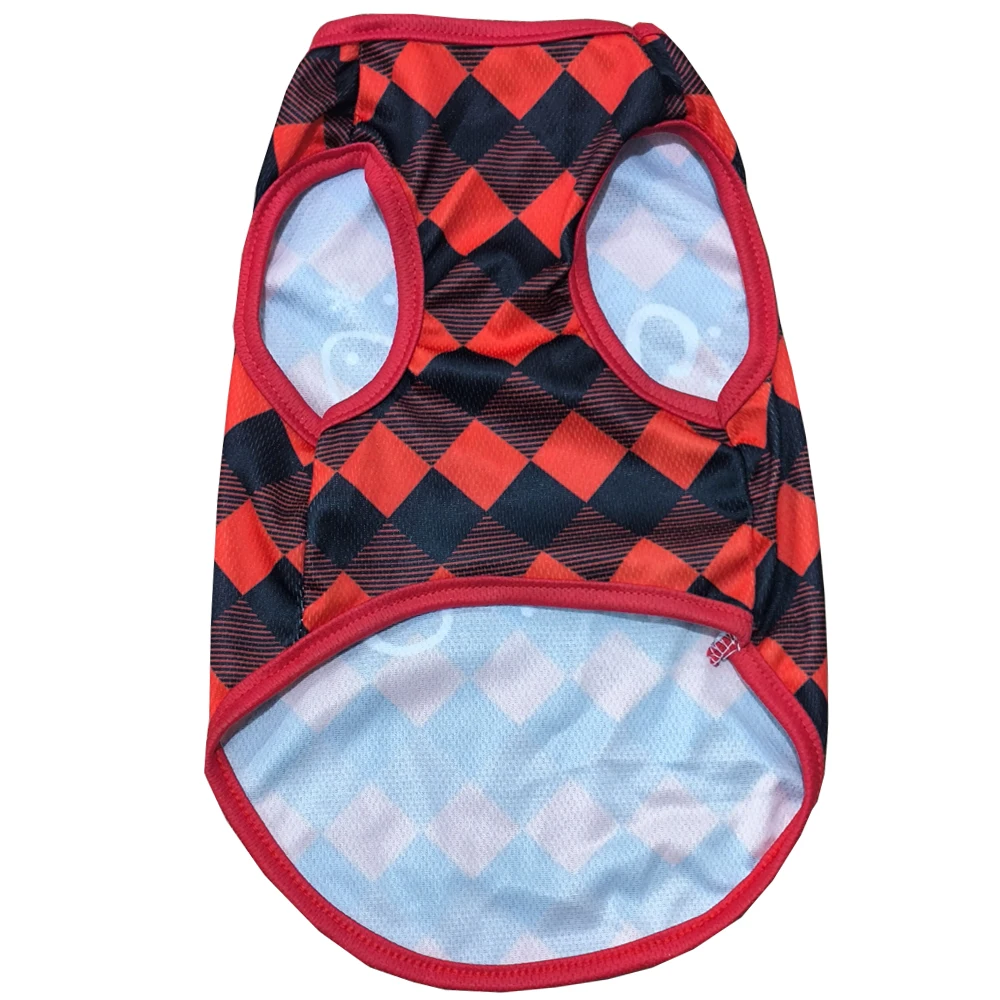 Un collar de perro a cuadros rojo y azul