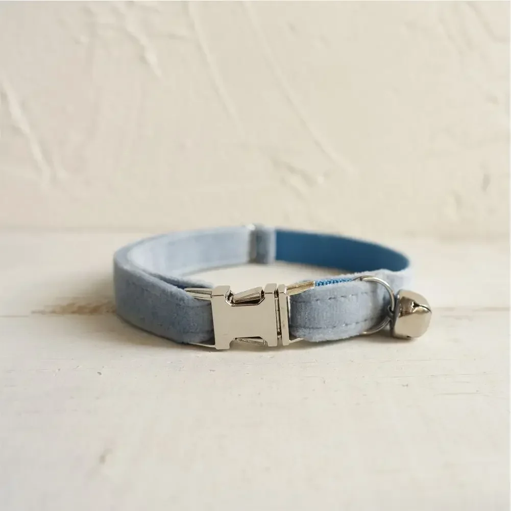 Collar de gato personalizado, contactos de nombre de identificación personalizados, hebilla de metal, collares de gato de terciopelo azul ajustables con campana - imagen 2