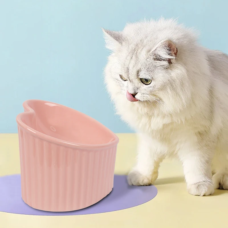 Cuenco elevado inclinado de cerámica para gatos, forma de corazón, antideslizante, lindo, gatito, perros pequeños, ancho funcional, alimentador para mascotas hecho a mano, 14cm - imagen 2