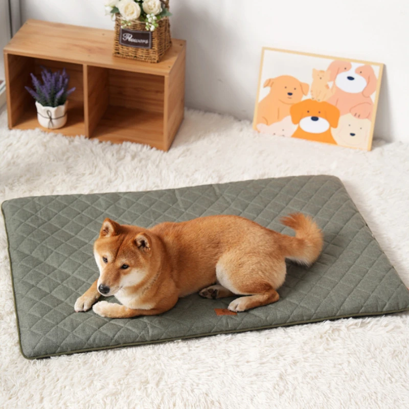 Cama de invierno en uso dentro de jaula para perro grande