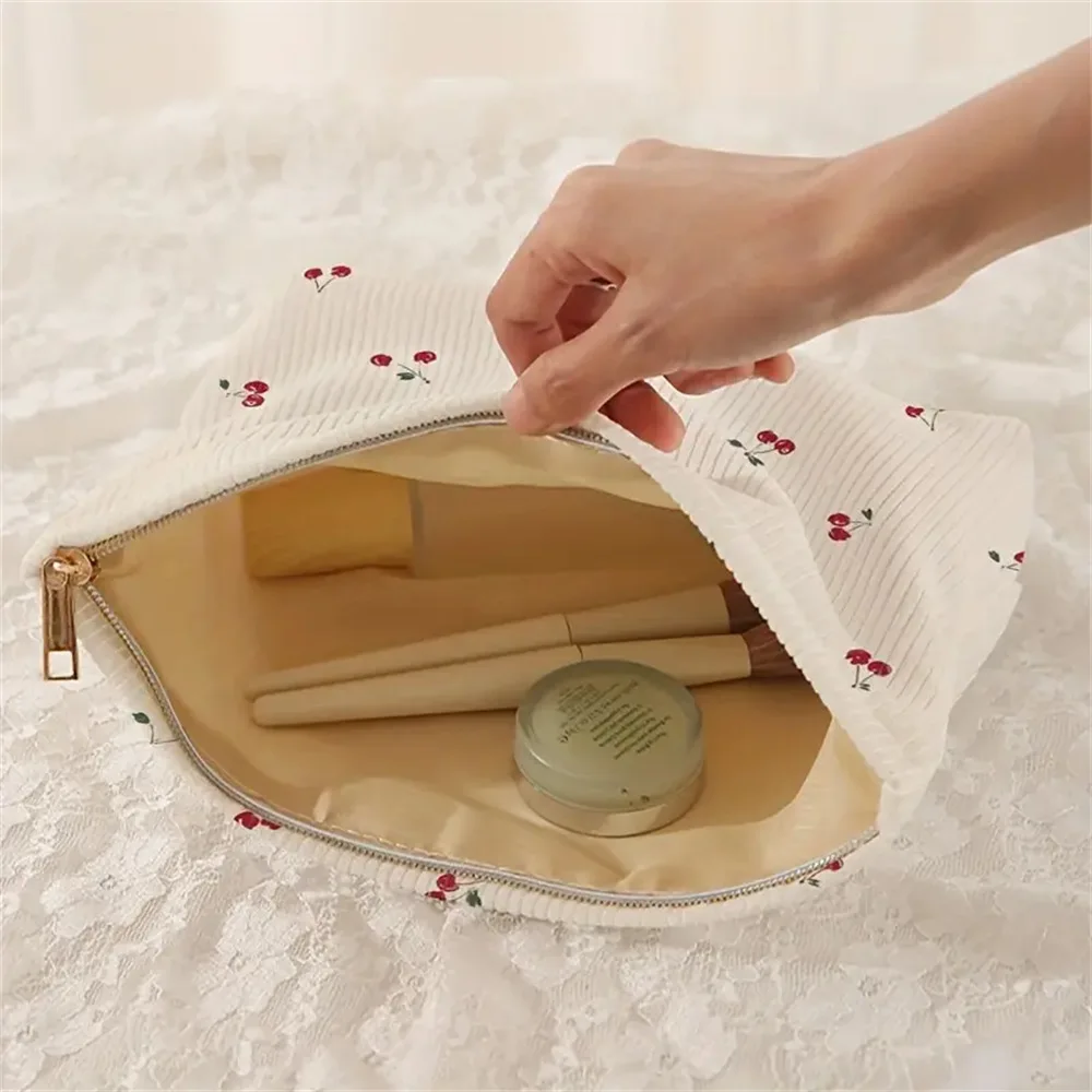 Bolsa de maquillaje de pana con estampado de cereza, caja de almacenamiento de maquillaje ligera con cremallera, bolsa multifuncional con forro, bolsa organizadora de cosméticos - imagen 4