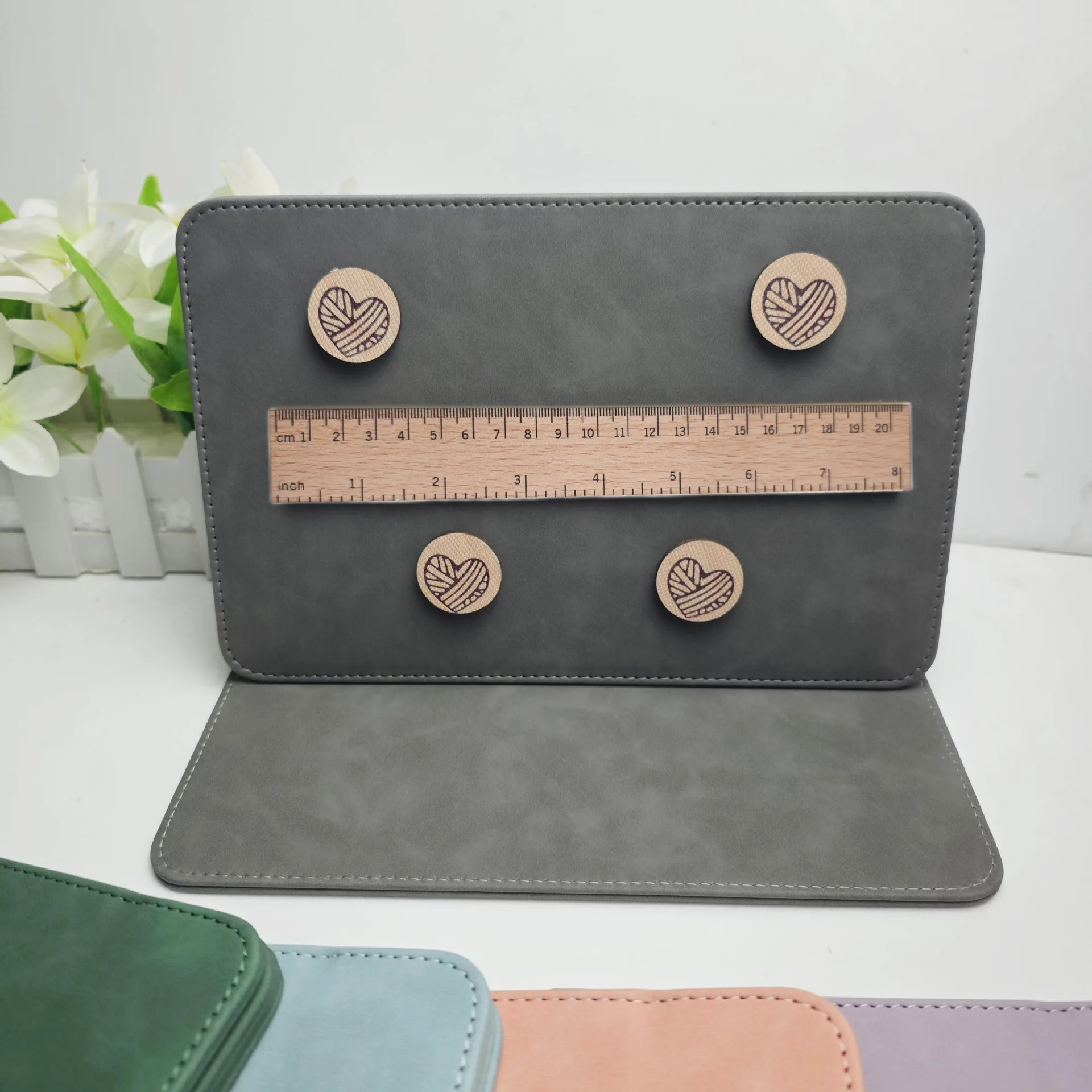 Soporte para tabla de ganchillo, protector de tabla con patrón de ganchillo, fácil de usar, plegable, portátil, magnético, para tejer - imagen 2