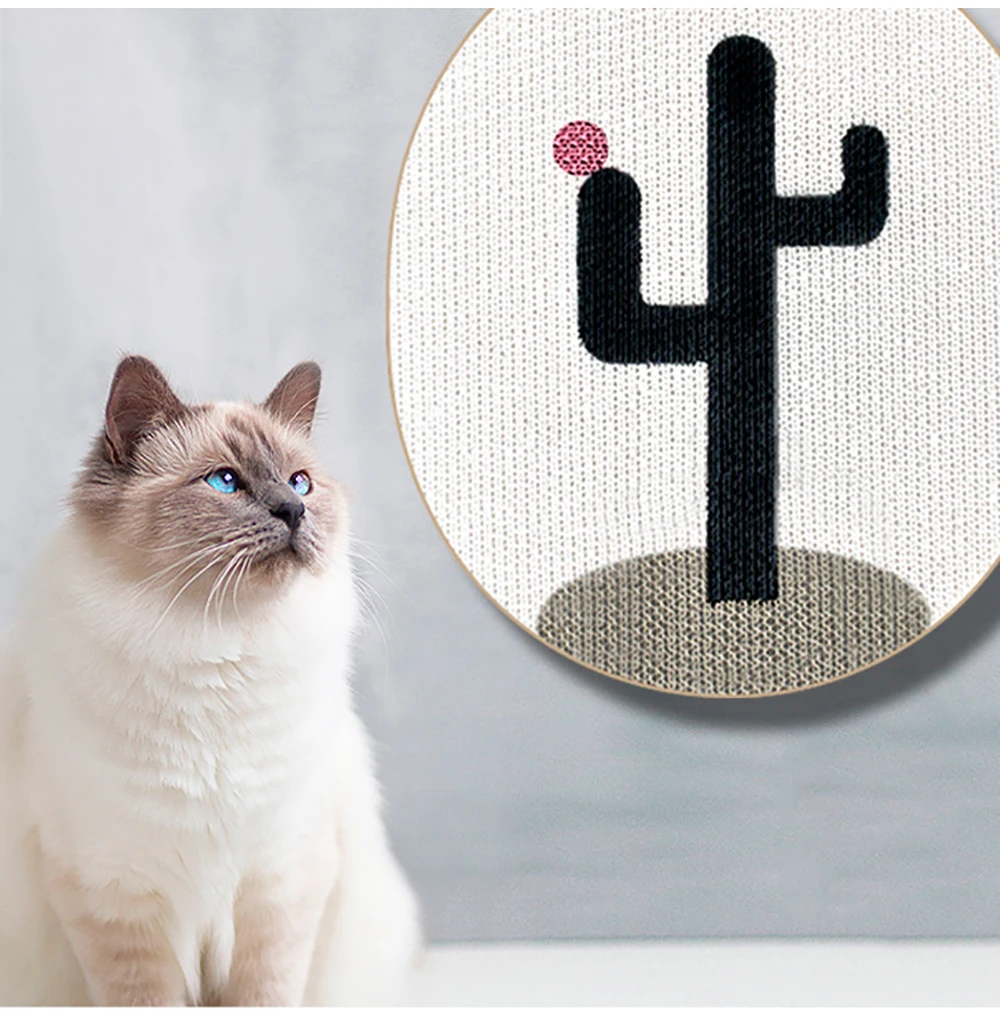 Rascador para gatos usado por un gato mientras juega
