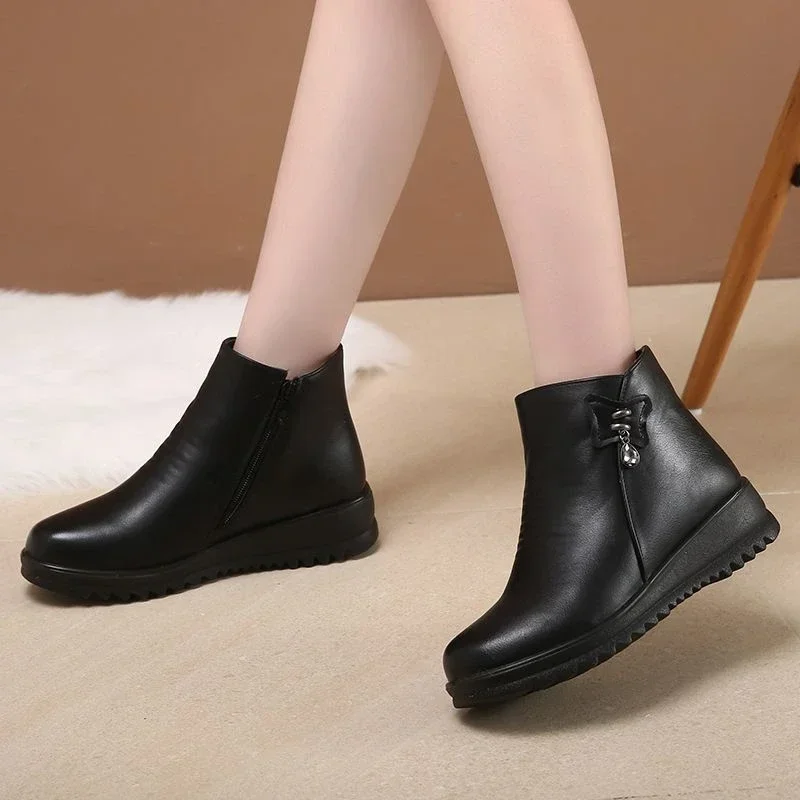 Botas de cuero informales para mujer, zapatos de media edad, cálidos, de algodón, antideslizantes, de lana, invierno, 2024 - imagen 5