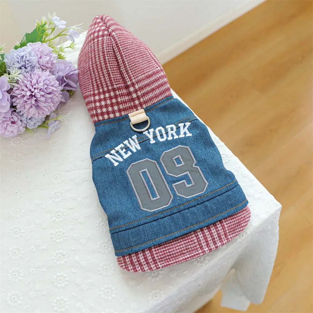 Otoño Invierno cachorro perro chaqueta vaquera sin mangas con anillo en D para perros pequeños estampado de letras a cuadros Sudadera con capucha para mascotas cierre de botón - imagen 3