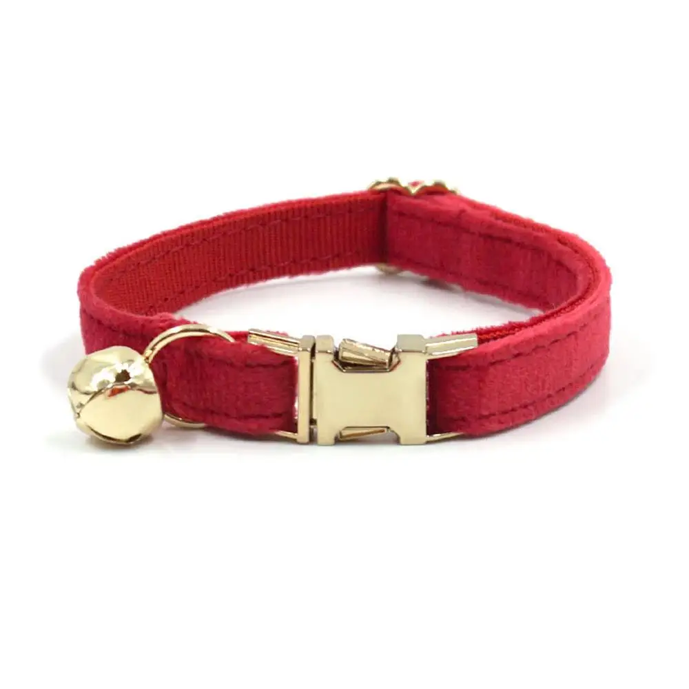 Collar de gato personalizado con campana, hebilla de metal con identificación de placa de identificación, collares de gato de terciopelo rojo brillante ajustables con campana - imagen 3