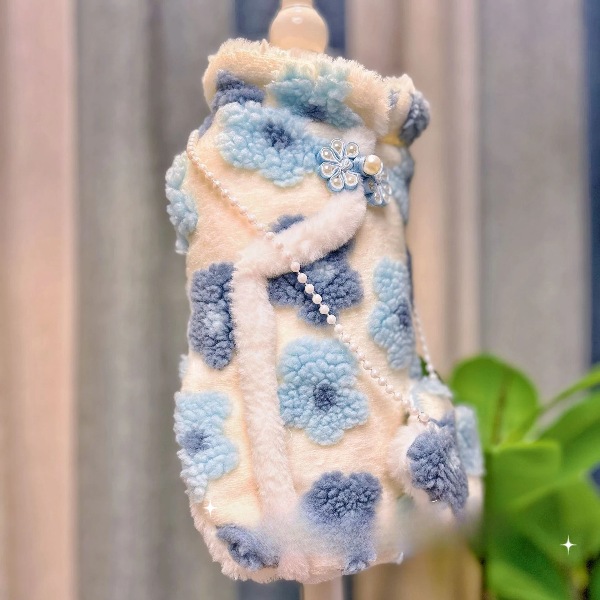 Vestido de lana de cordero para otoño/invierno para mascotas, chaleco grueso y cálido con flores, abrigo de peluche, vestidos para perros pequeños, ropa para cachorros - imagen 4