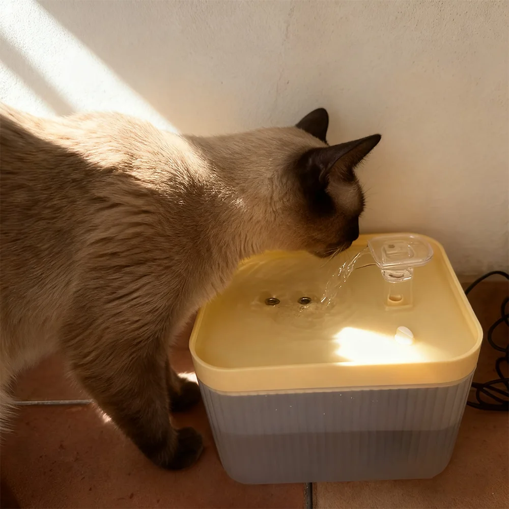 Fuente de agua para gatos de gran capacidad de 2,5 L, fuente para mascotas con bomba ultrasilencioso, diseño antisalpicaduras y filtración duradera para gatos