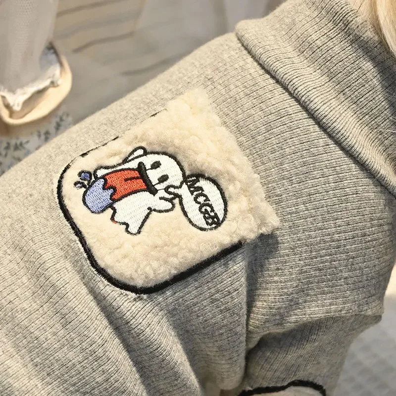 Sudadera con capucha gris de cuello alto para cachorro, camisa inferior de manga larga de lana de cordero bordada, ropa para perros pequeños y gatos de peluche de otoño e invierno - imagen 2